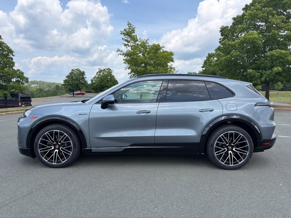 New 2026 Porsche Cayenne Electric AWD/4WD image 2