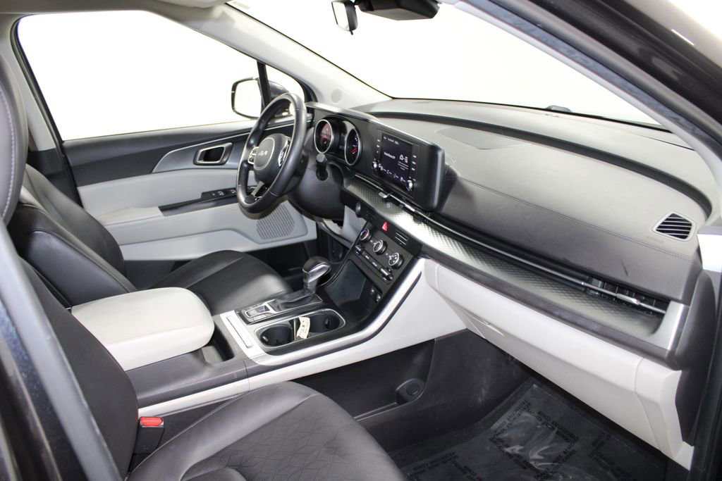 Used 2024 Kia Carnival LX image 28