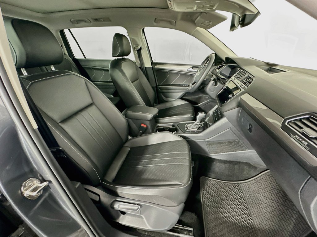 Used 2023 Volkswagen Tiguan SE w/ Panoramic Sunroof Package FWD image 36