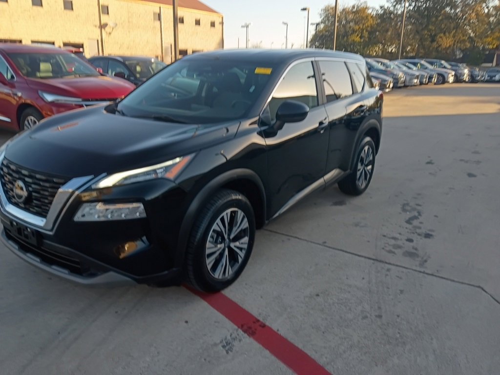Used 2023 Nissan Rogue SV image 1