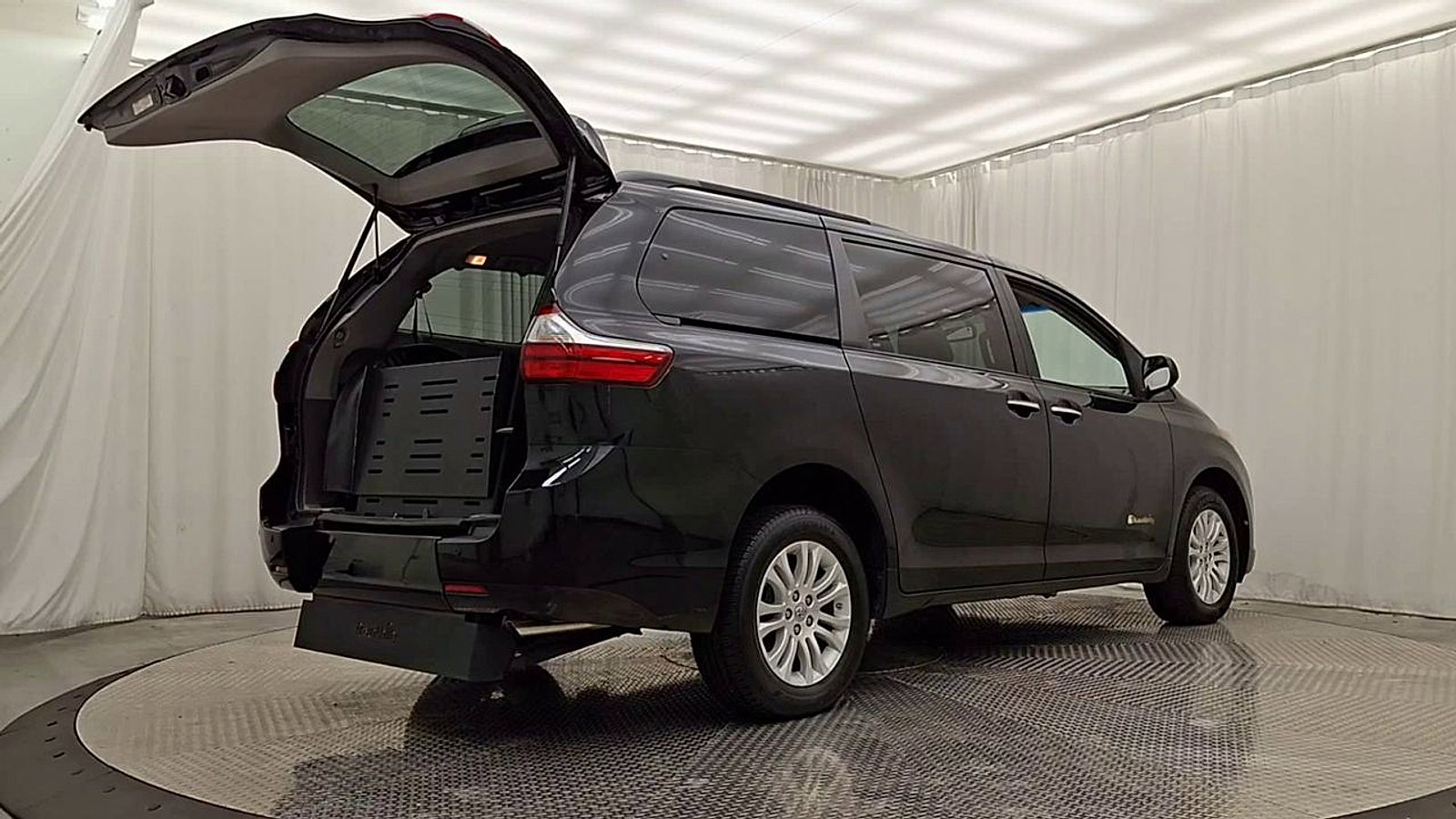 Used 2015 Toyota Sienna XLE w/ XLE Navigation Package FWD image 8