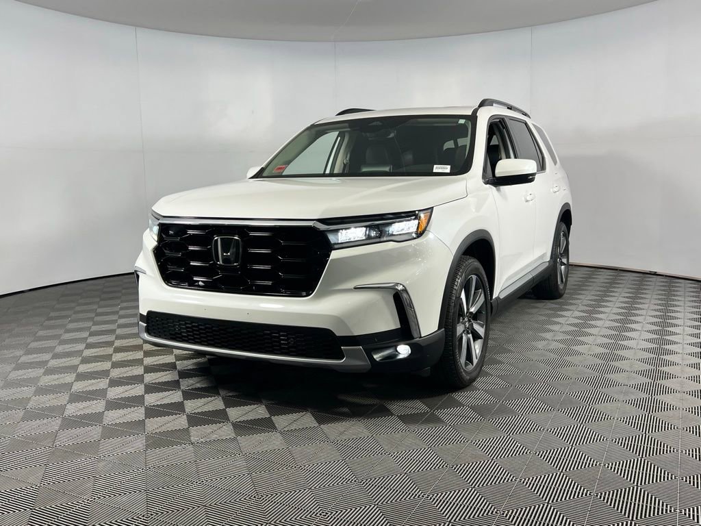 Used 2024 Honda Pilot Touring image 3