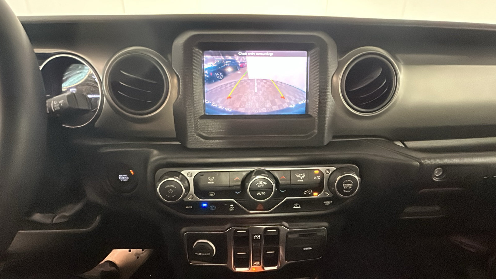 Used 2023 Jeep Wrangler Unlimited w/ Convenience Group AWD/4WD image 28