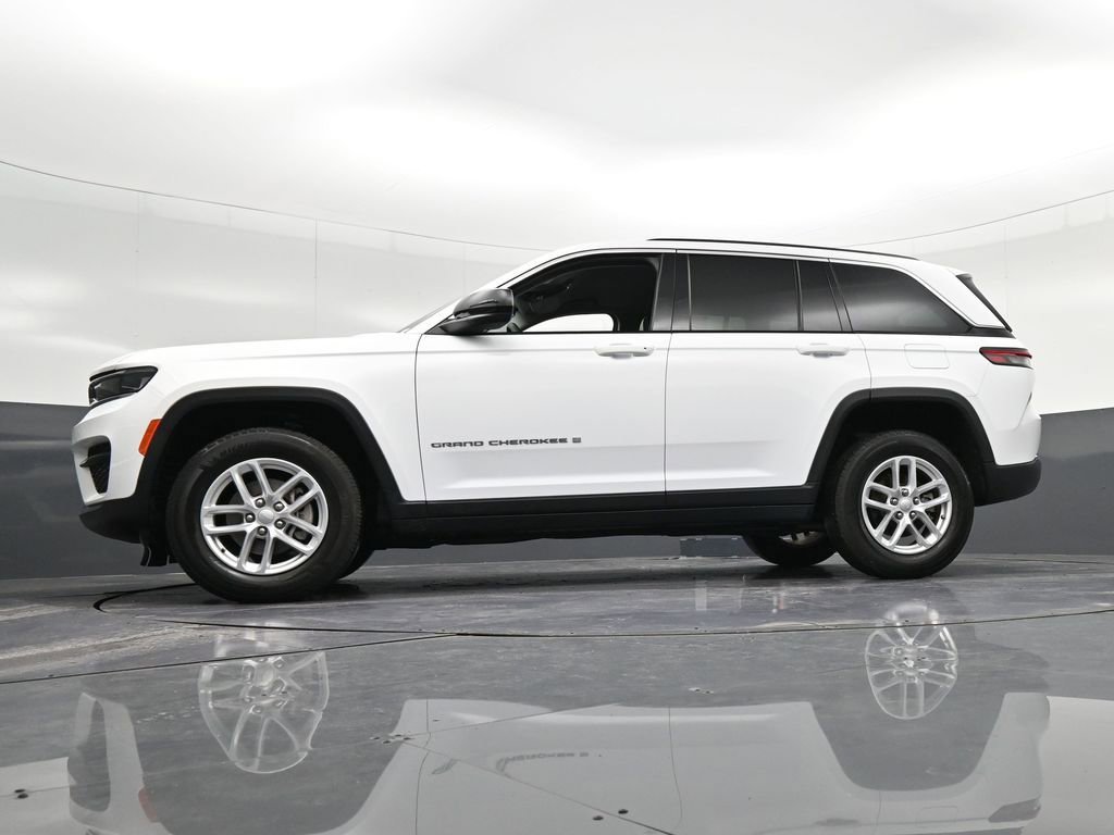 Used 2023 Jeep Grand Cherokee Laredo AWD/4WD image 39