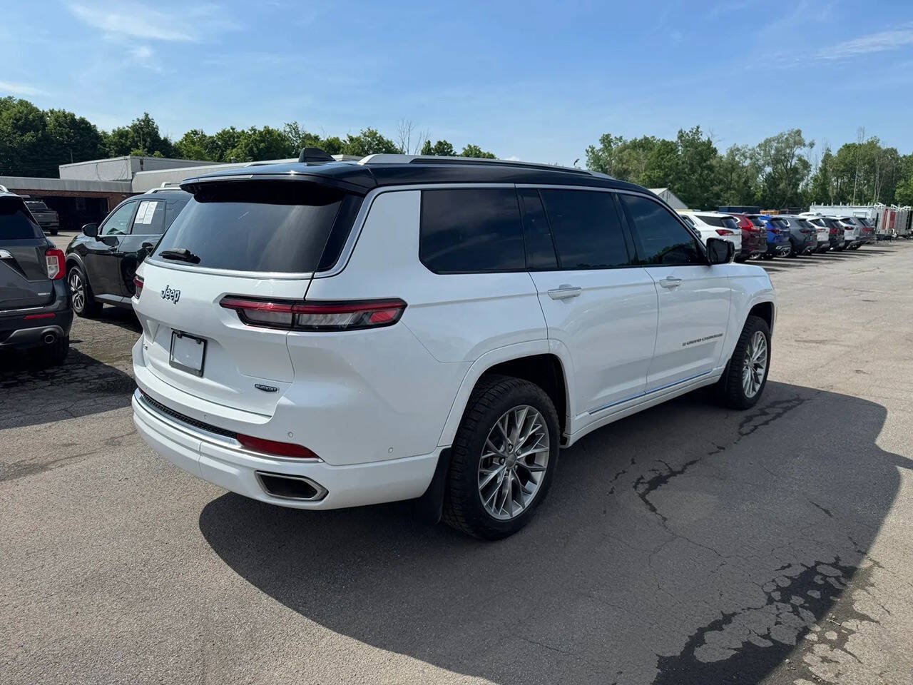 Used 2023 Jeep Grand Cherokee L Summit w/ Luxury Tech Group V AWD/4WD image 3