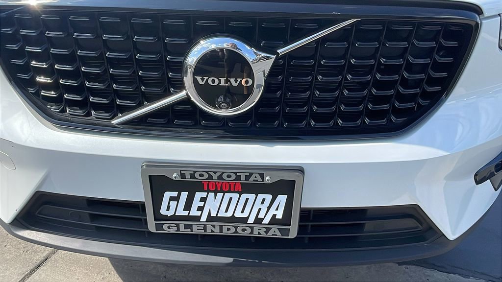 Used 2025 Volvo XC40 B5 Plus image 9