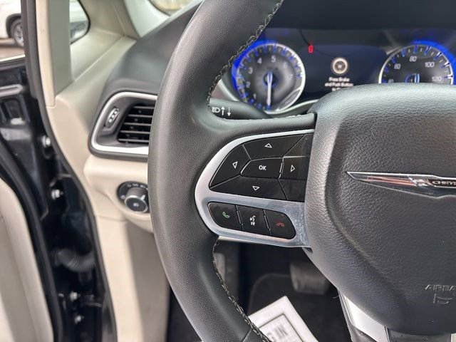 Used 2023 Chrysler Pacifica Touring-L image 17