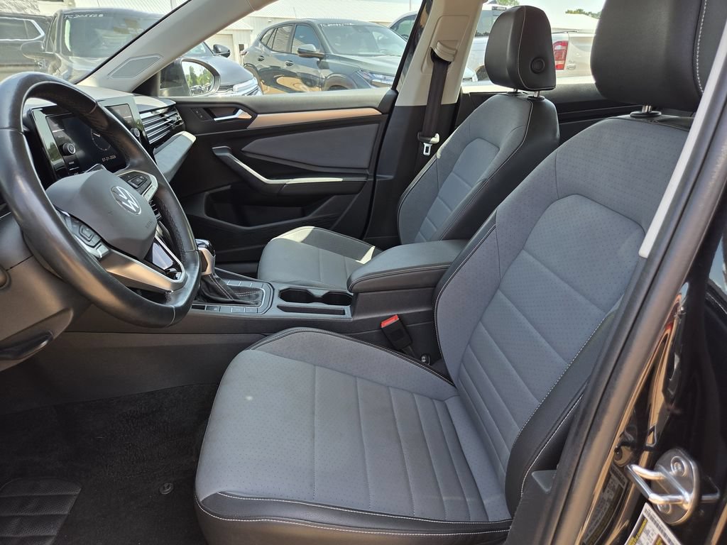 Used 2025 Volkswagen Jetta SE FWD image 15