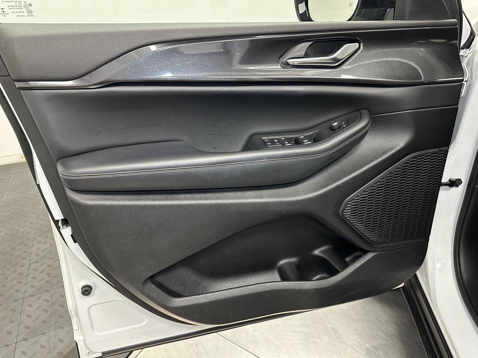Used 2023 Jeep Grand Cherokee Altitude AWD/4WD image 20