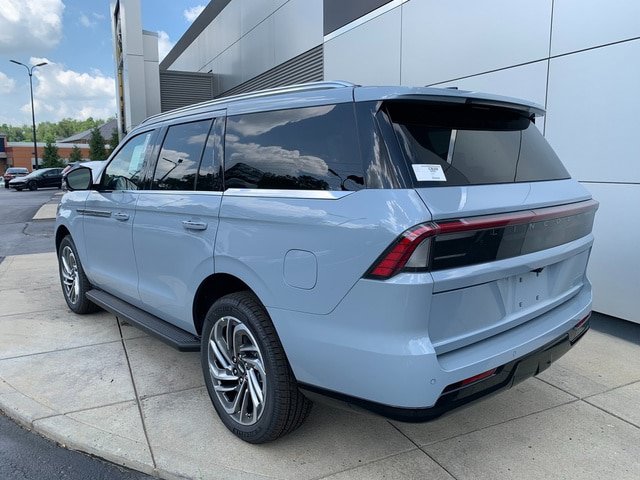 New 2027 Lincoln Navigator Premiere AWD/4WD image 3