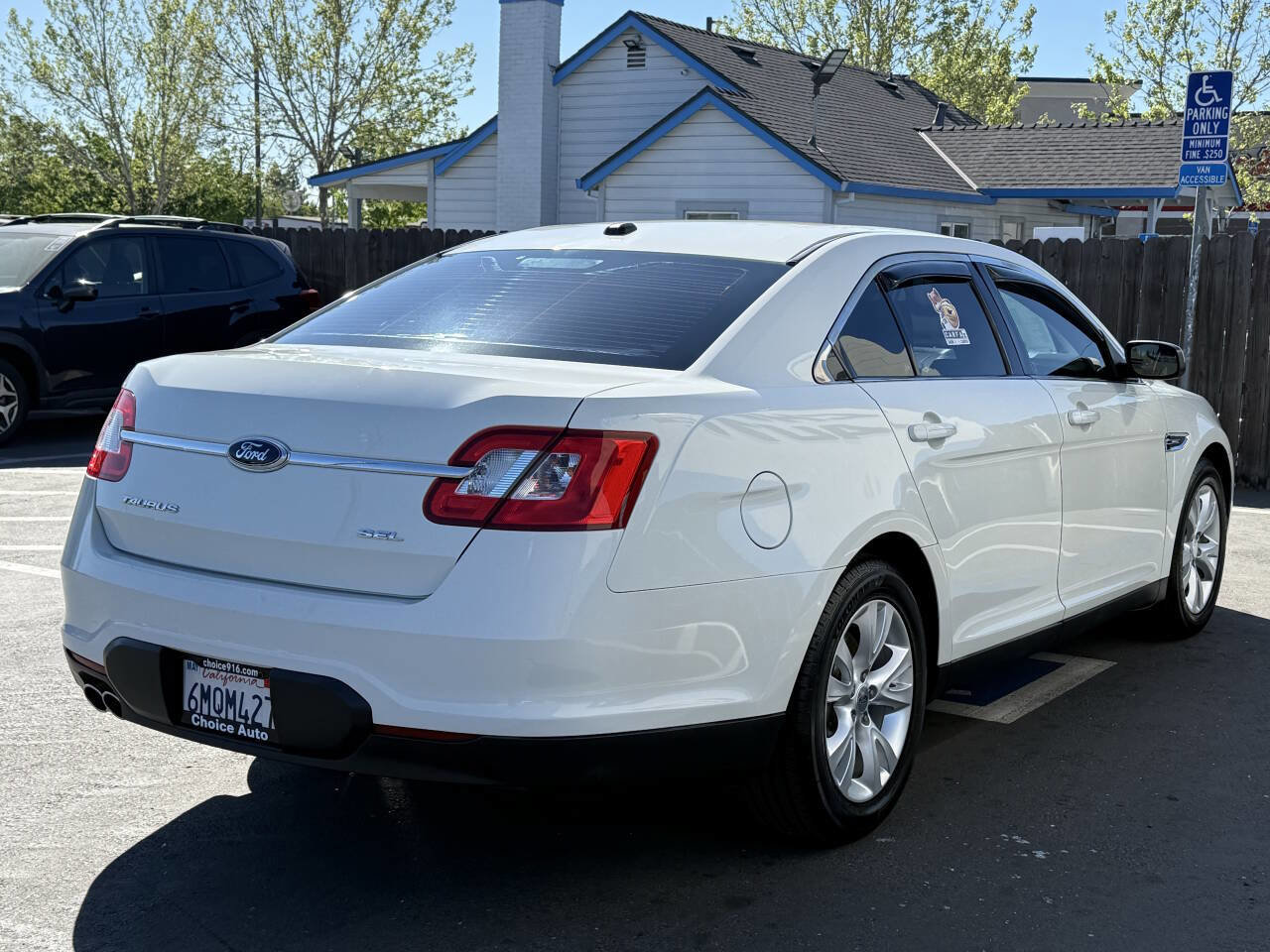 Used 2010 Ford Taurus SEL image 5