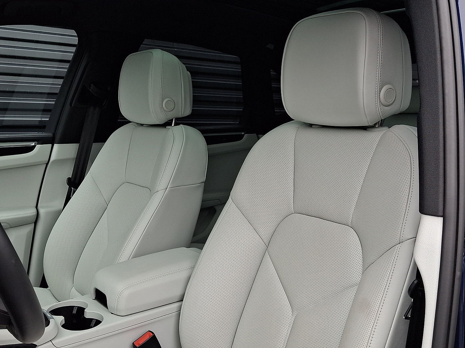 Certified 2026 Porsche Macan AWD/4WD image 5