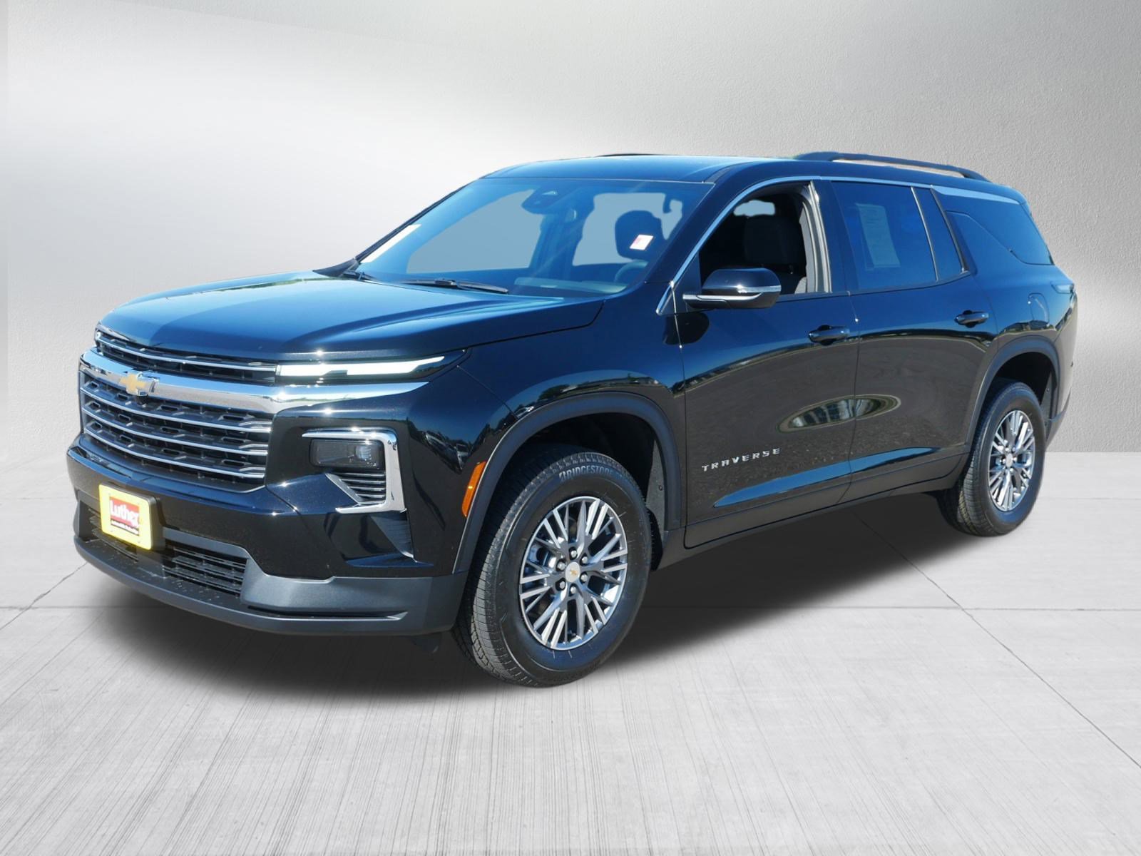 Used 2025 Chevrolet Traverse LT image 3