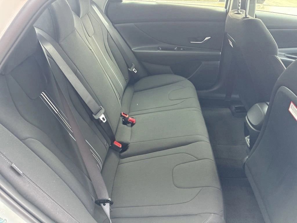 Certified 2025 Hyundai Elantra Hybrid FWD image 12