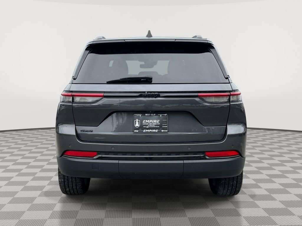 Used 2023 Jeep Grand Cherokee Altitude AWD/4WD image 8