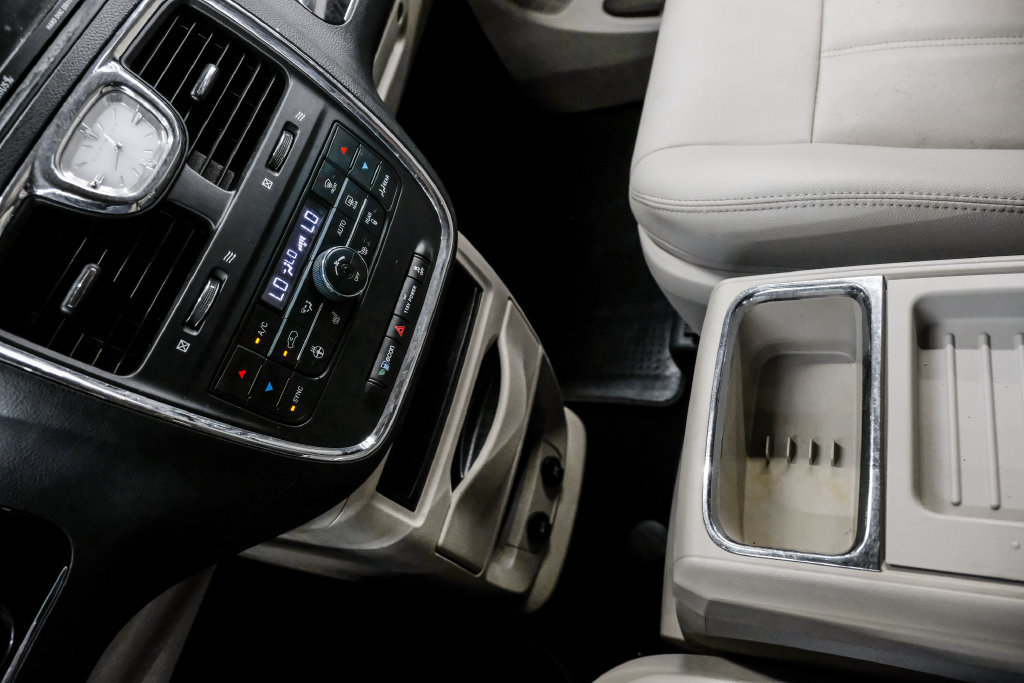 Used 2015 Chrysler Town & Country Touring w/ Driver Convenience Group FWD image 26