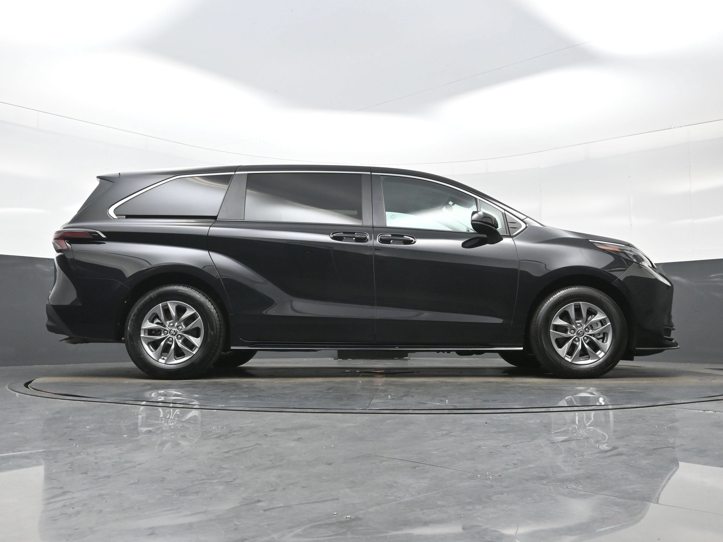 Used 2025 Toyota Sienna LE FWD image 34