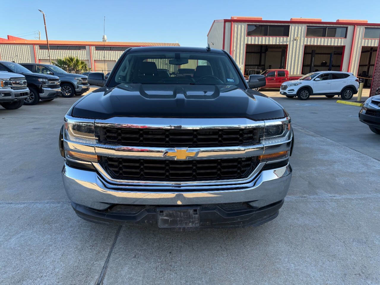 Used 2018 Chevrolet Silverado 1500 LT RWD image 2