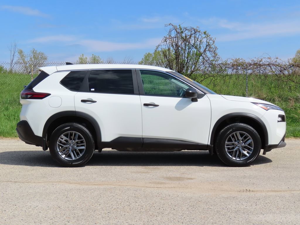 Used 2023 Nissan Rogue S AWD/4WD image 2