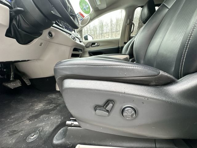 Used 2024 Chrysler Pacifica Touring-L FWD image 16