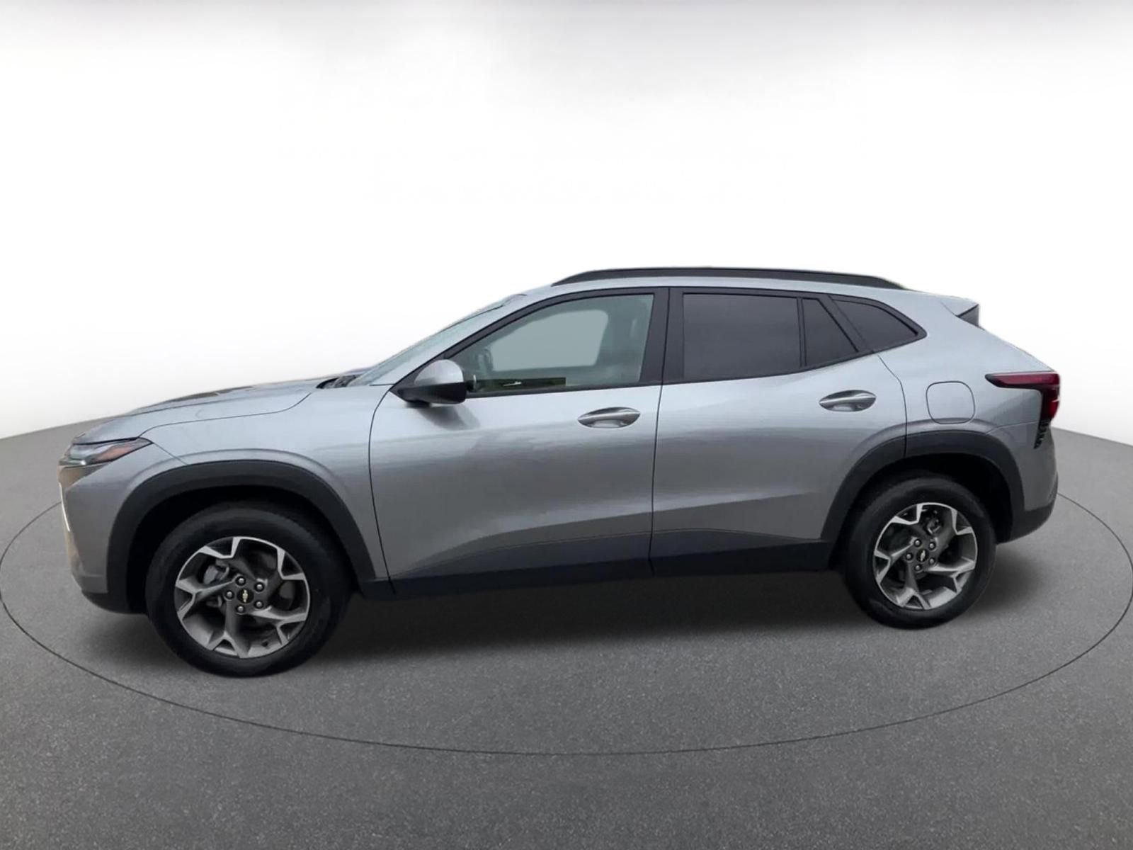 Used 2025 Chevrolet Trax LT FWD image 9