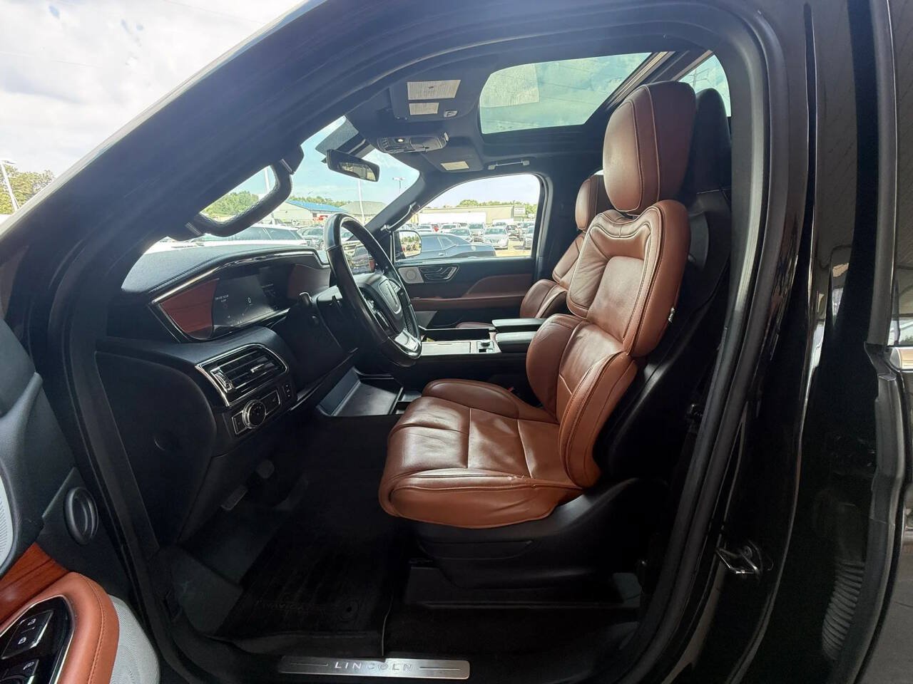 Used 2018 Lincoln Navigator Reserve AWD/4WD image 19