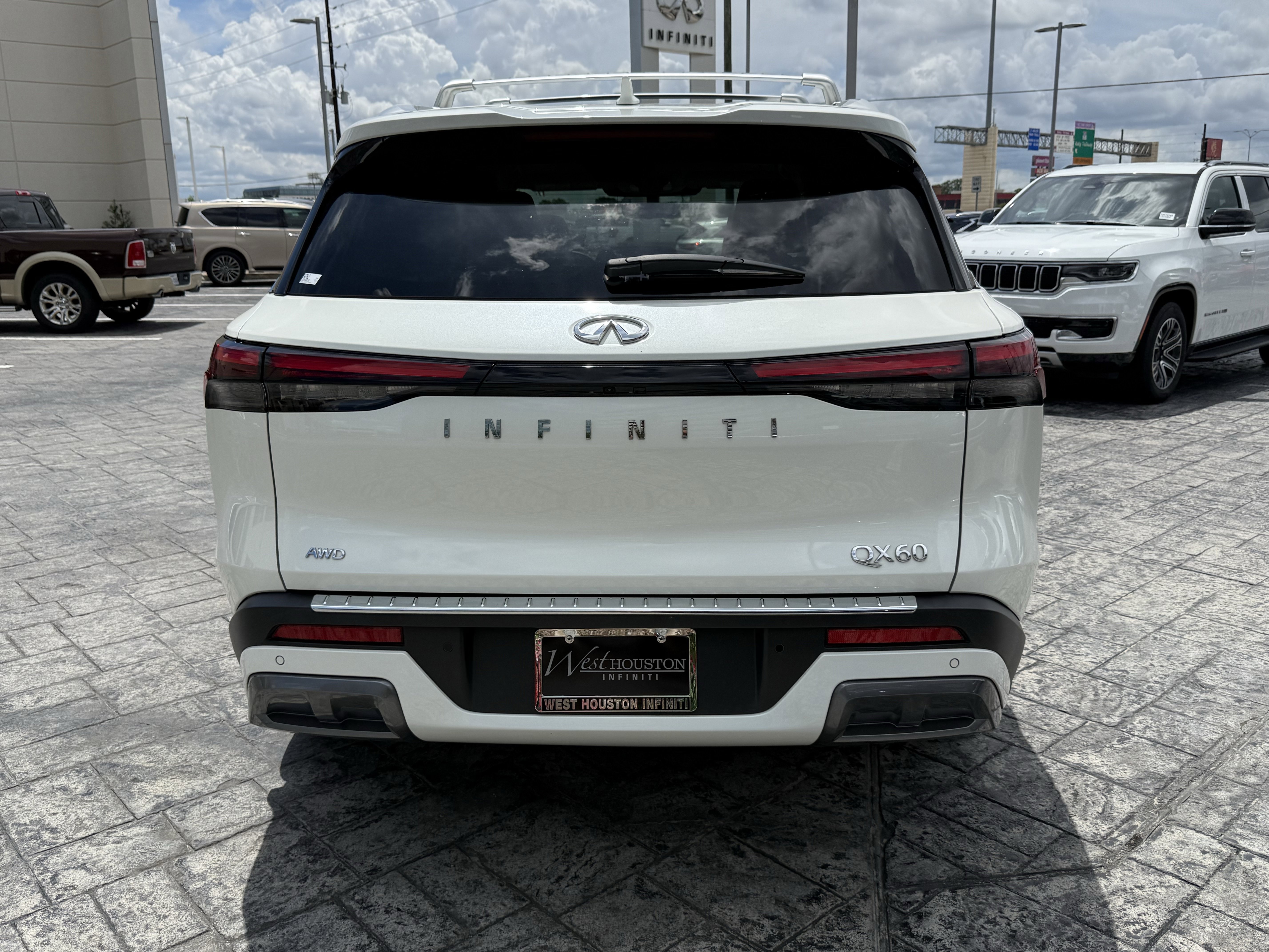 Certified 2023 INFINITI QX60 Sensory w/ Vision Package AWD/4WD image 6