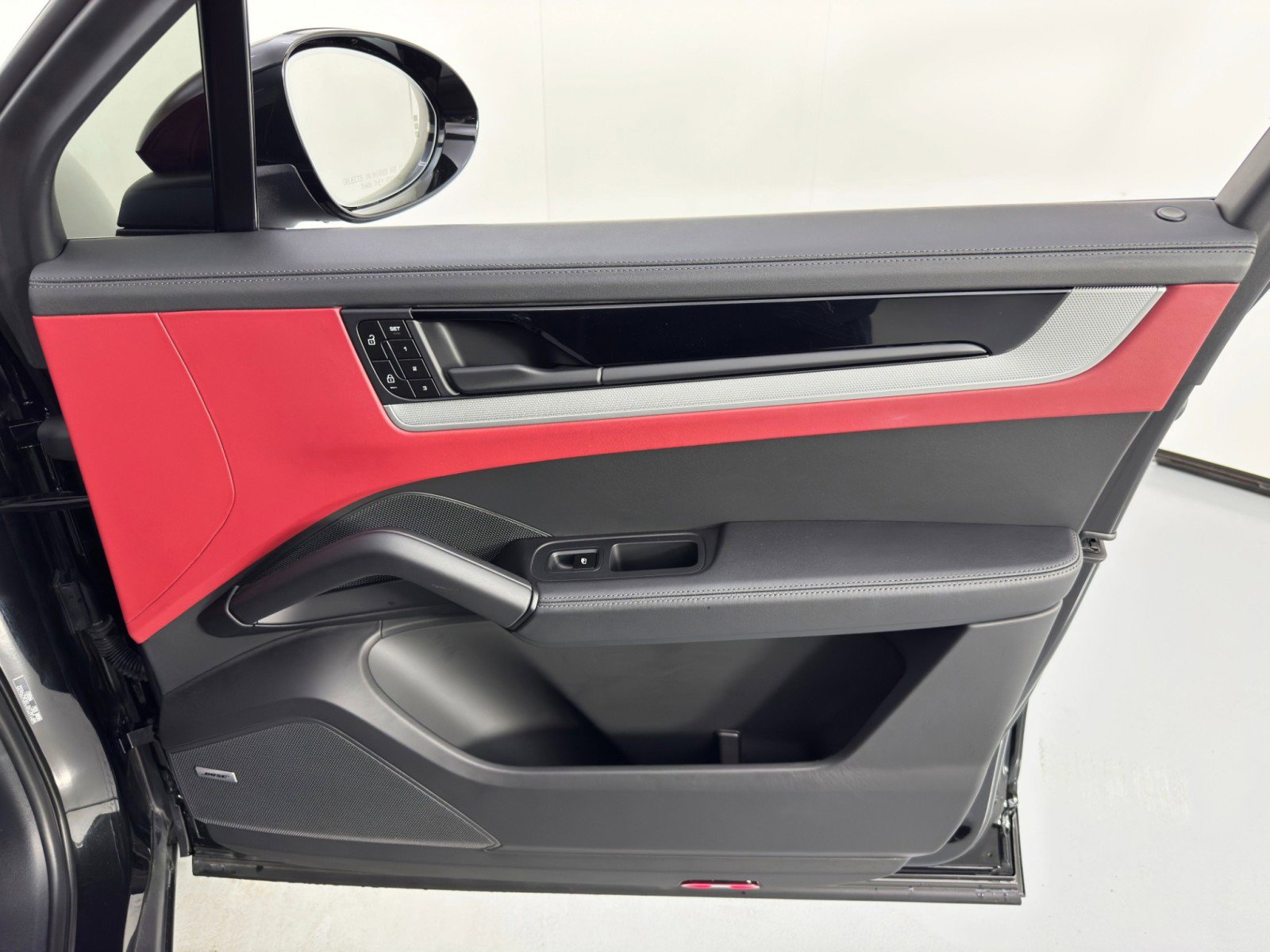 Used 2024 Porsche Cayenne image 47