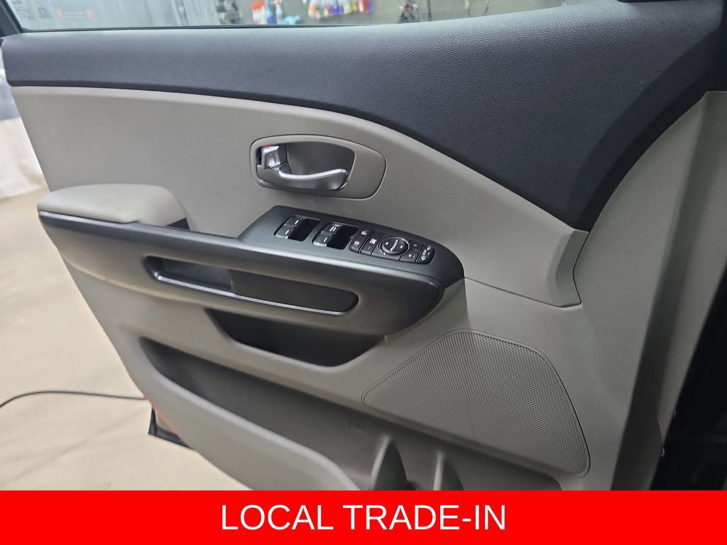 Used 2019 Kia Sedona LX image 28