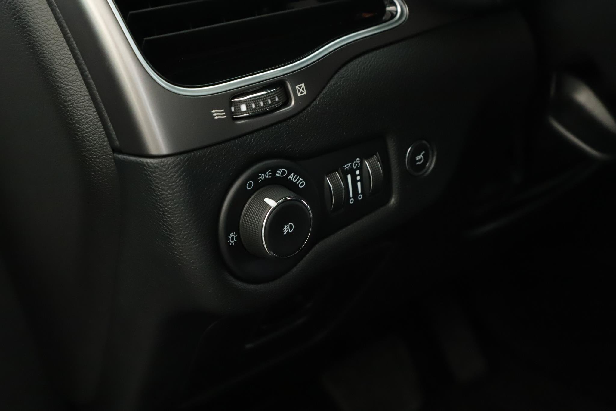 Used 2022 Jeep Cherokee Limited AWD/4WD image 9