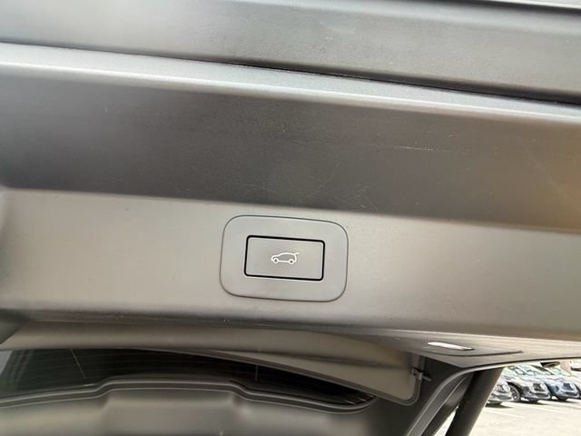 Used 2025 Land Rover Range Rover Sport SE AWD/4WD image 17