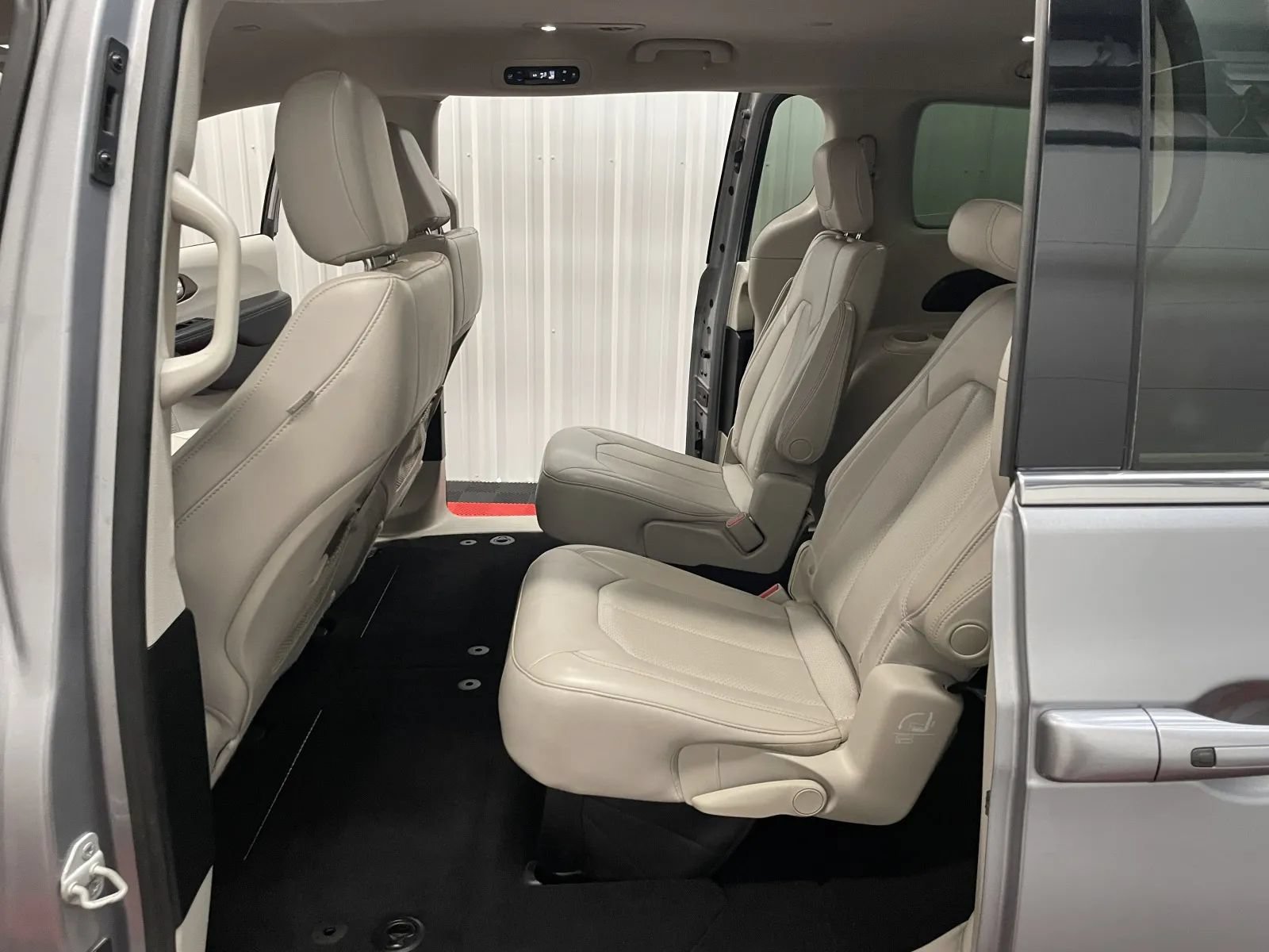Used 2021 Chrysler Voyager Lxi FWD image 36