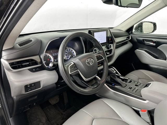 Used 2023 Toyota Highlander XLE AWD/4WD image 19