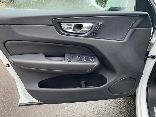 Used 2022 Volvo XC60 B5 Momentum image 12