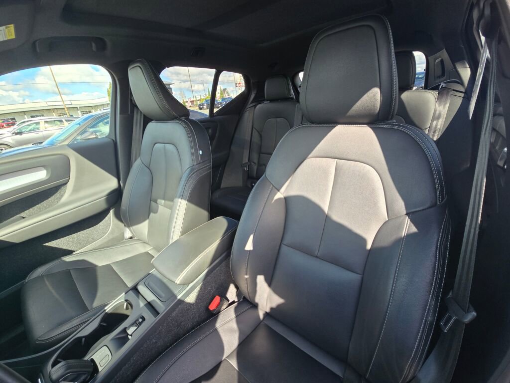 Used 2020 Volvo XC40 T5 Momentum w/ Protection Package image 18