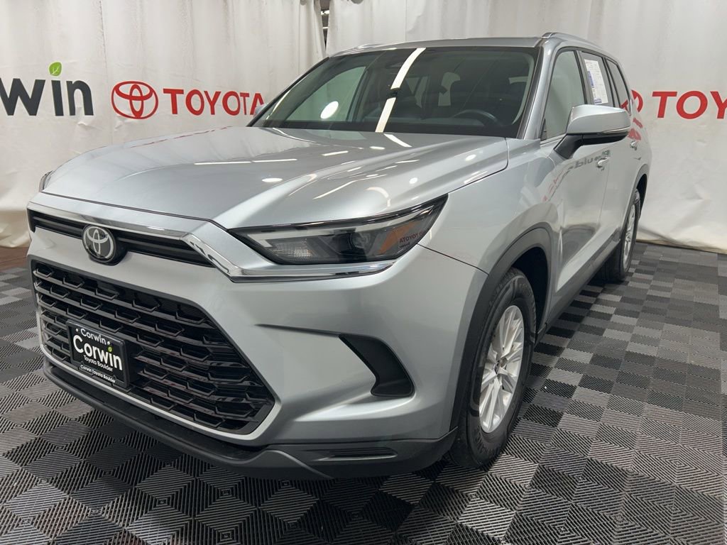 Used 2025 Toyota Grand Highlander AWD image 3