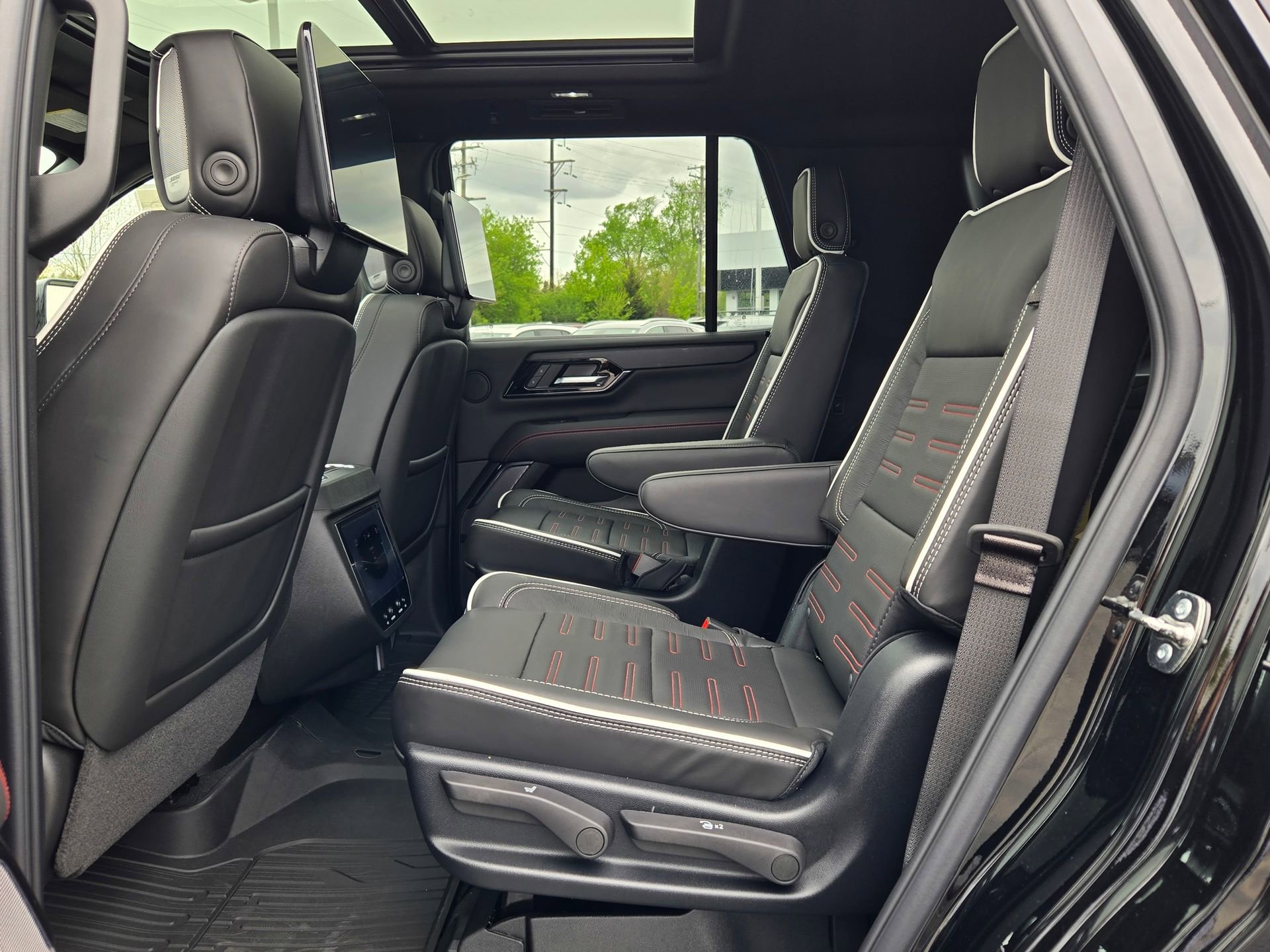 New 2026 GMC Yukon AT4 Ultimate w/ LPO, Floor Liner Package AWD/4WD image 38