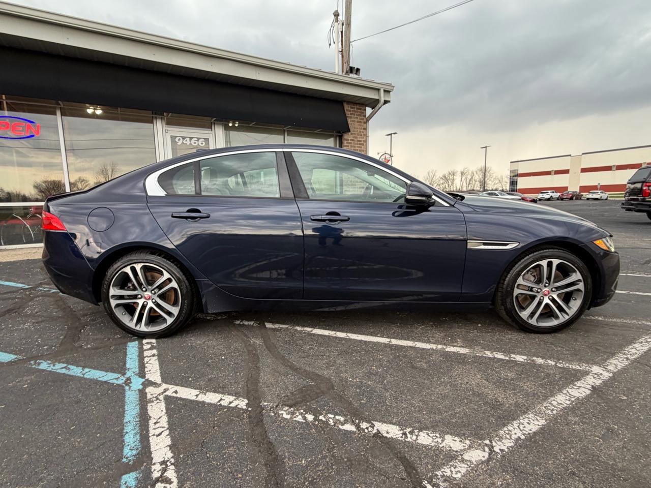 Used 2017 Jaguar XE Premium image 6