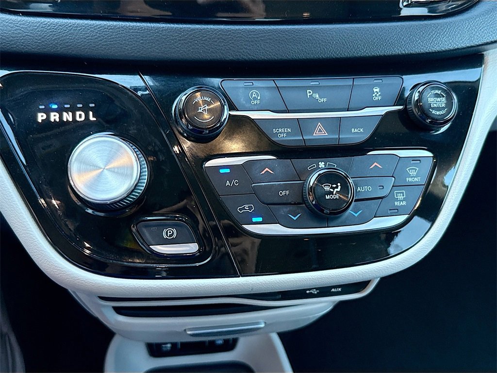 Used 2017 Chrysler Pacifica Touring-L image 16