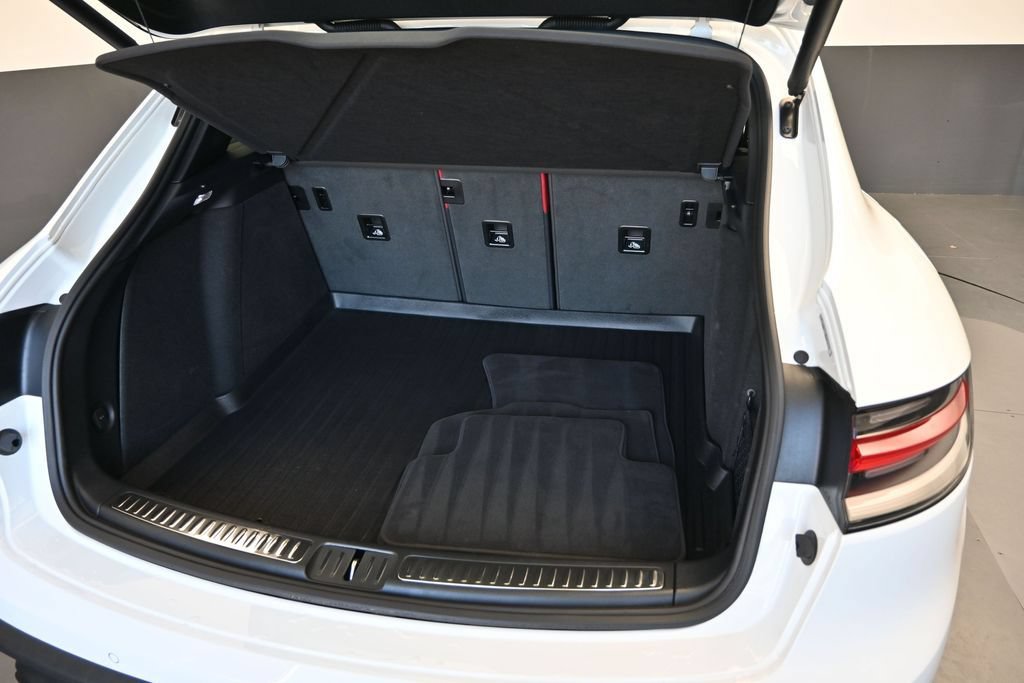 Used 2025 Porsche Macan AWD/4WD image 22