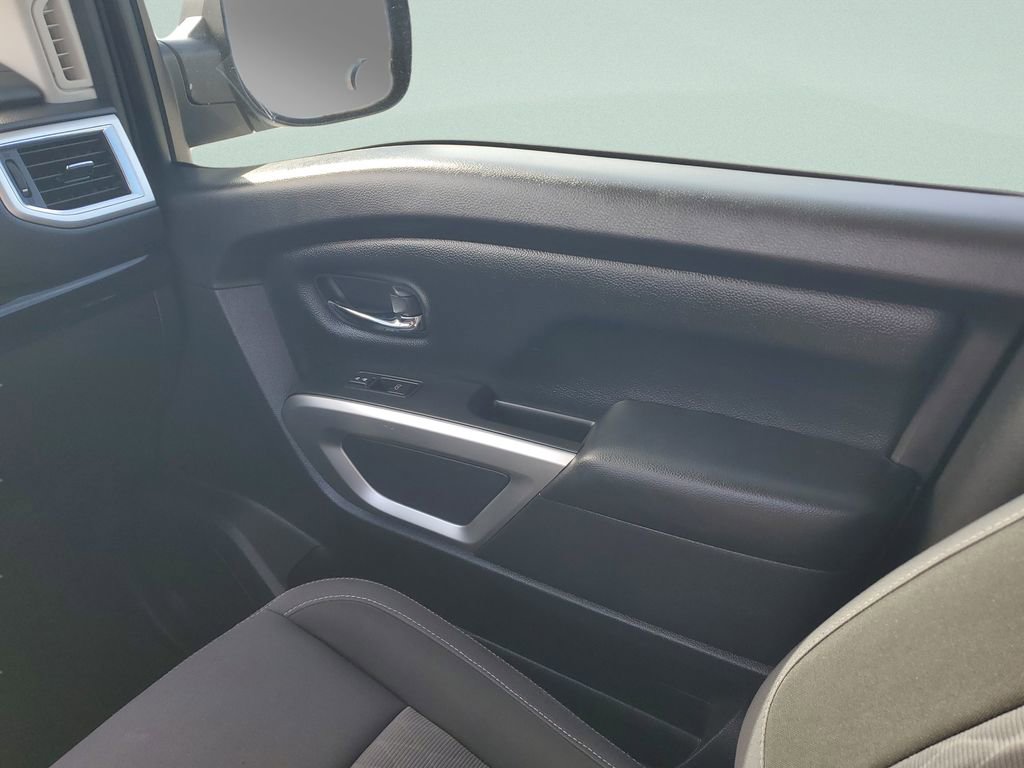 Used 2021 Nissan Titan SV w/ SV Convenience Package image 16