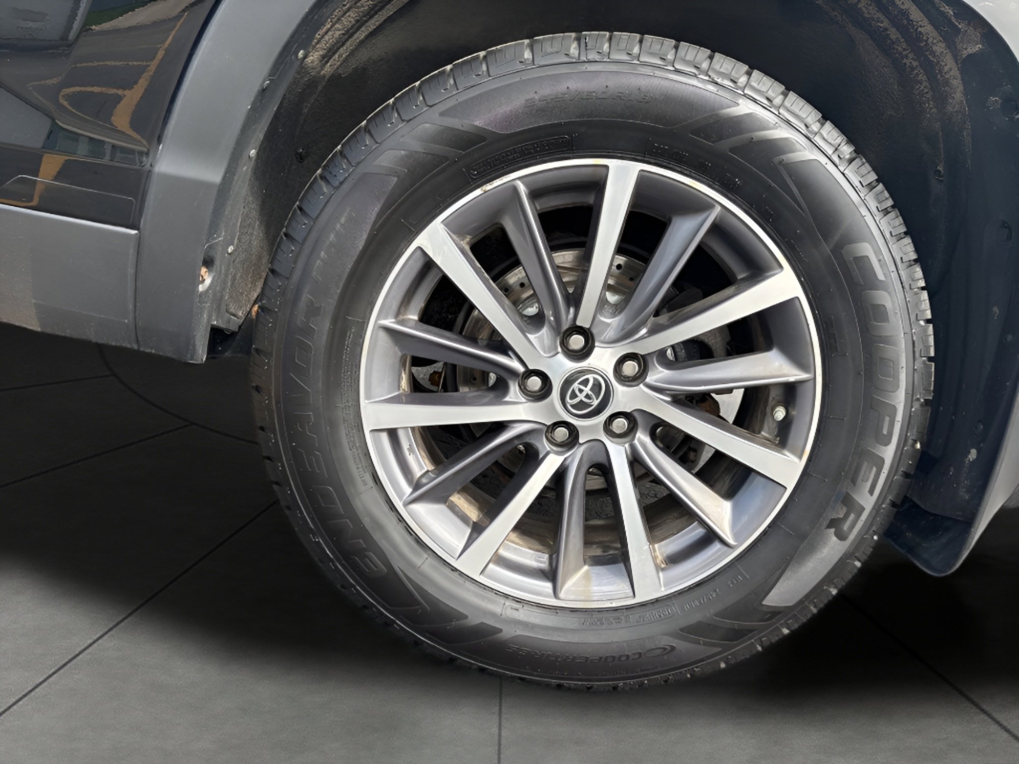 Used 2019 Toyota Highlander XLE AWD/4WD image 12