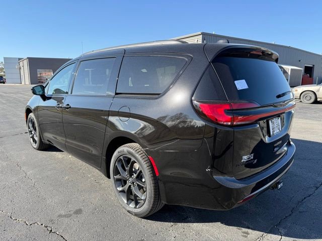 New 2026 Chrysler Pacifica Limited w/ S Appearance Package image 4