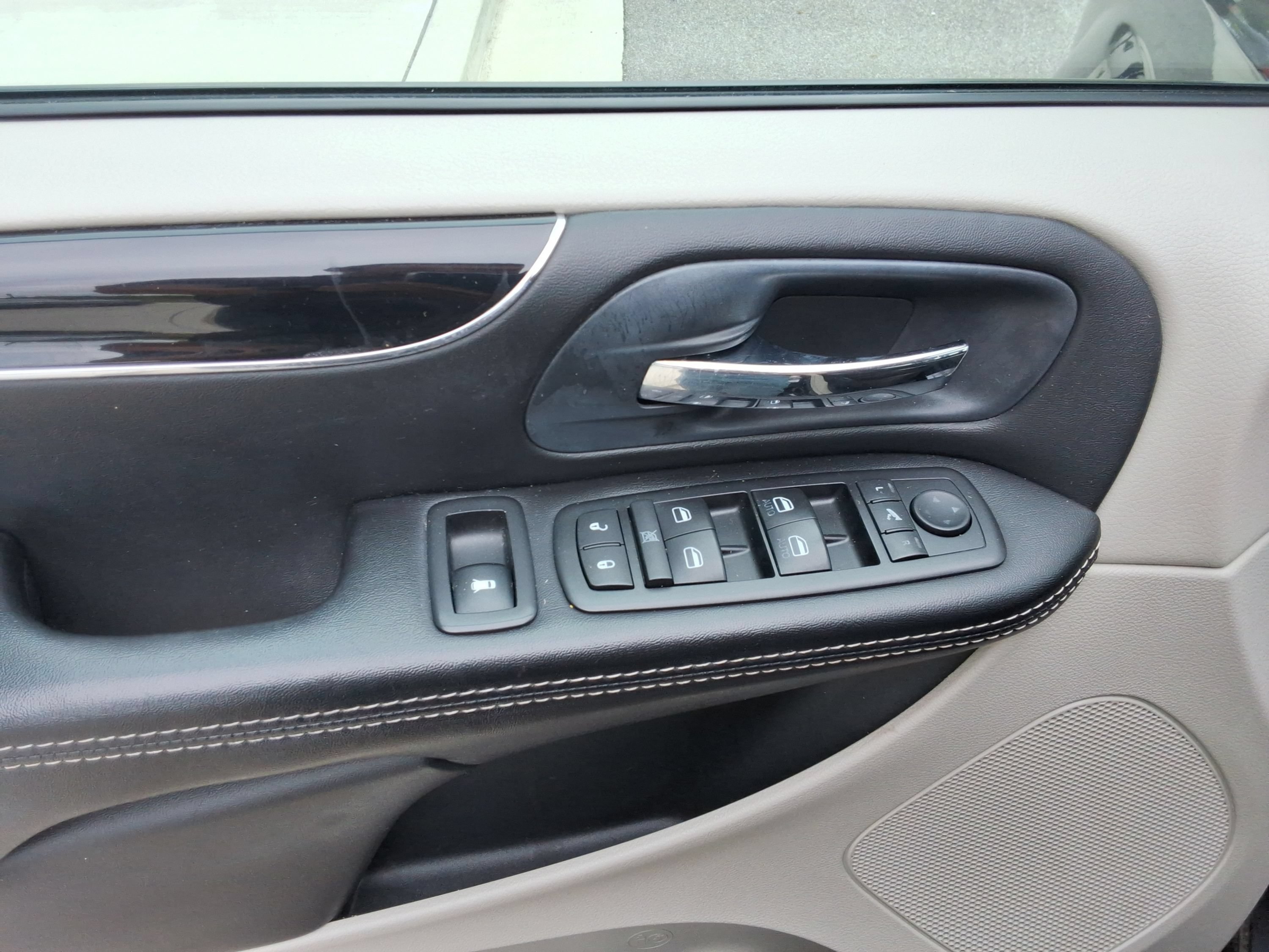 Used 2014 Chrysler Town & Country Touring-L FWD image 21