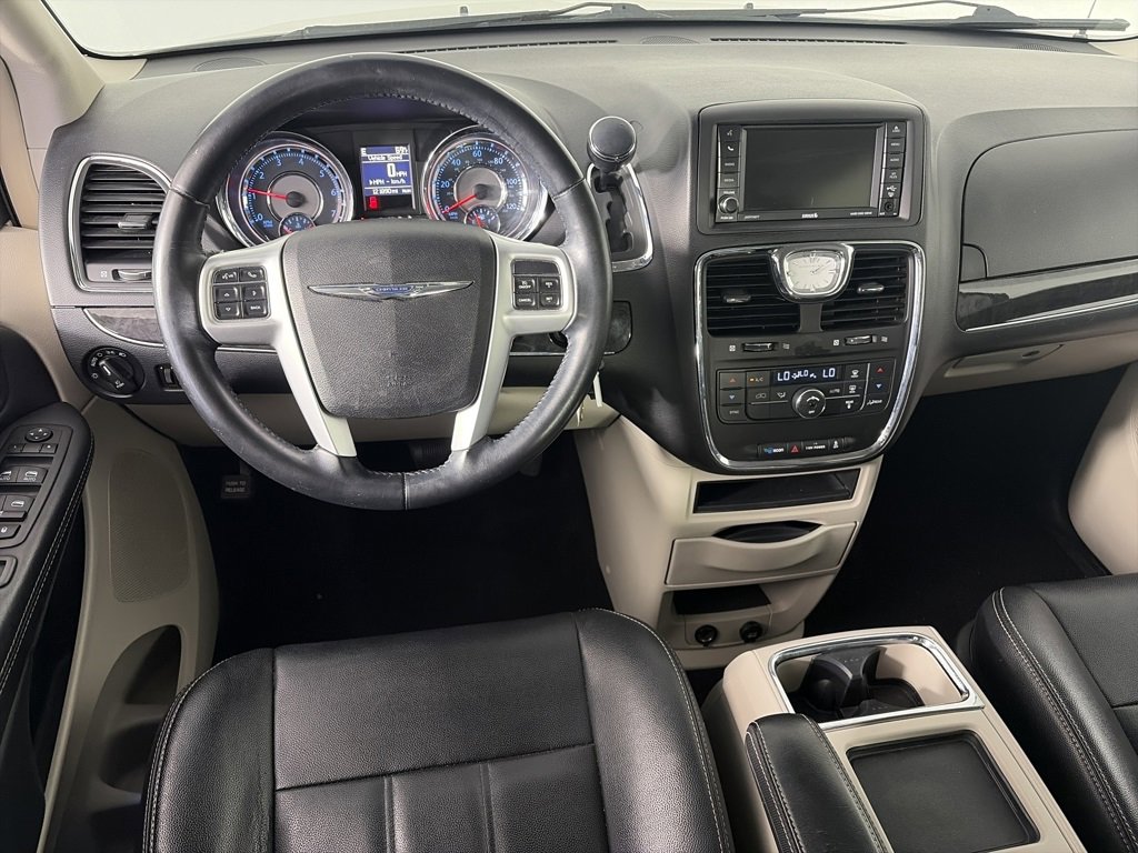Used 2015 Chrysler Town & Country Touring image 13