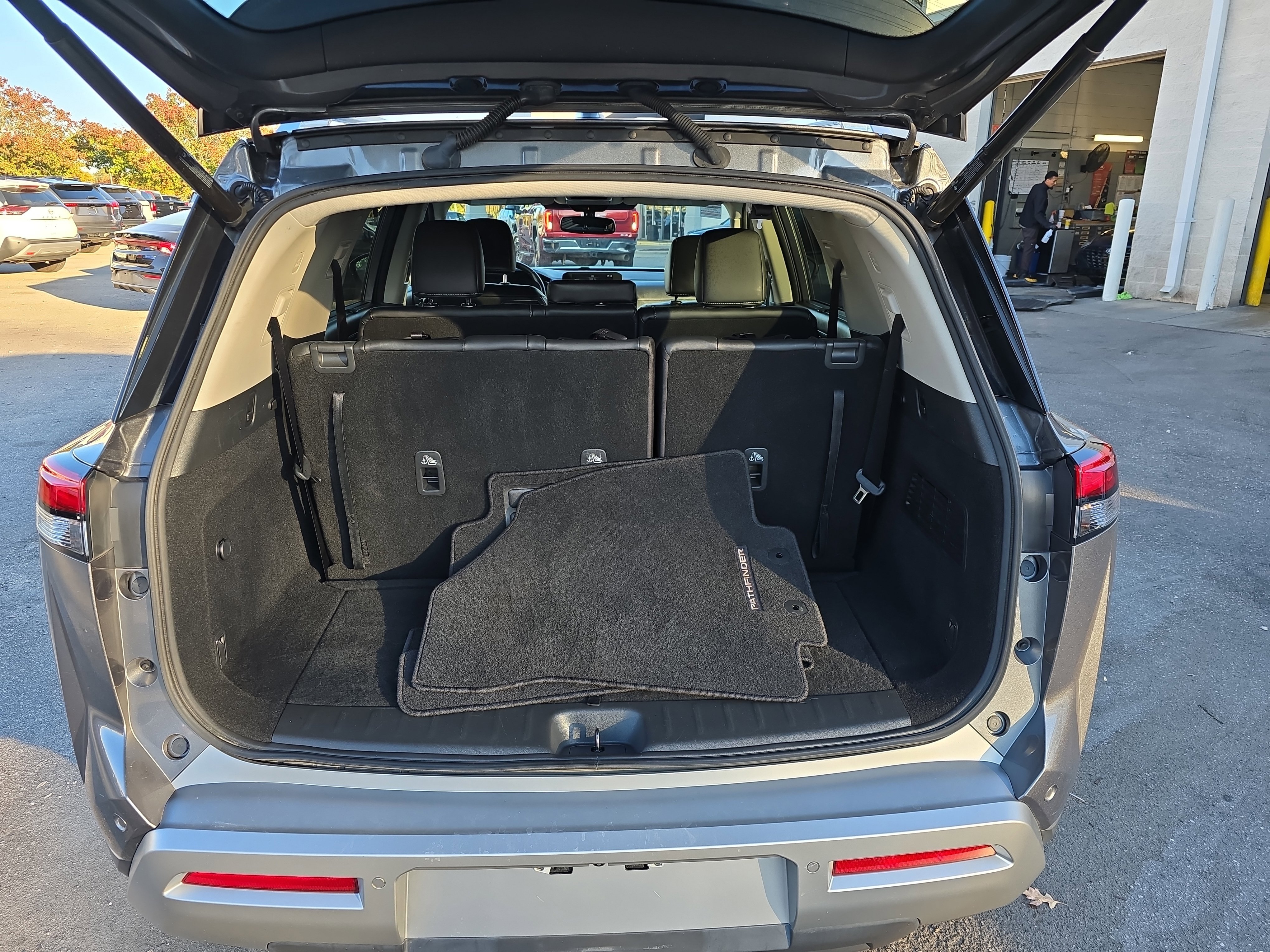 Used 2022 Nissan Pathfinder SL w/ SL Black Package image 14