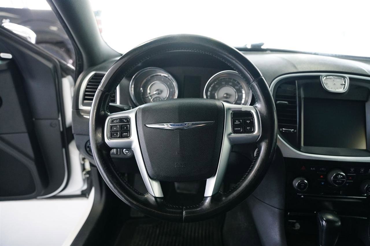 Used 2011 Chrysler 300 Limited image 17