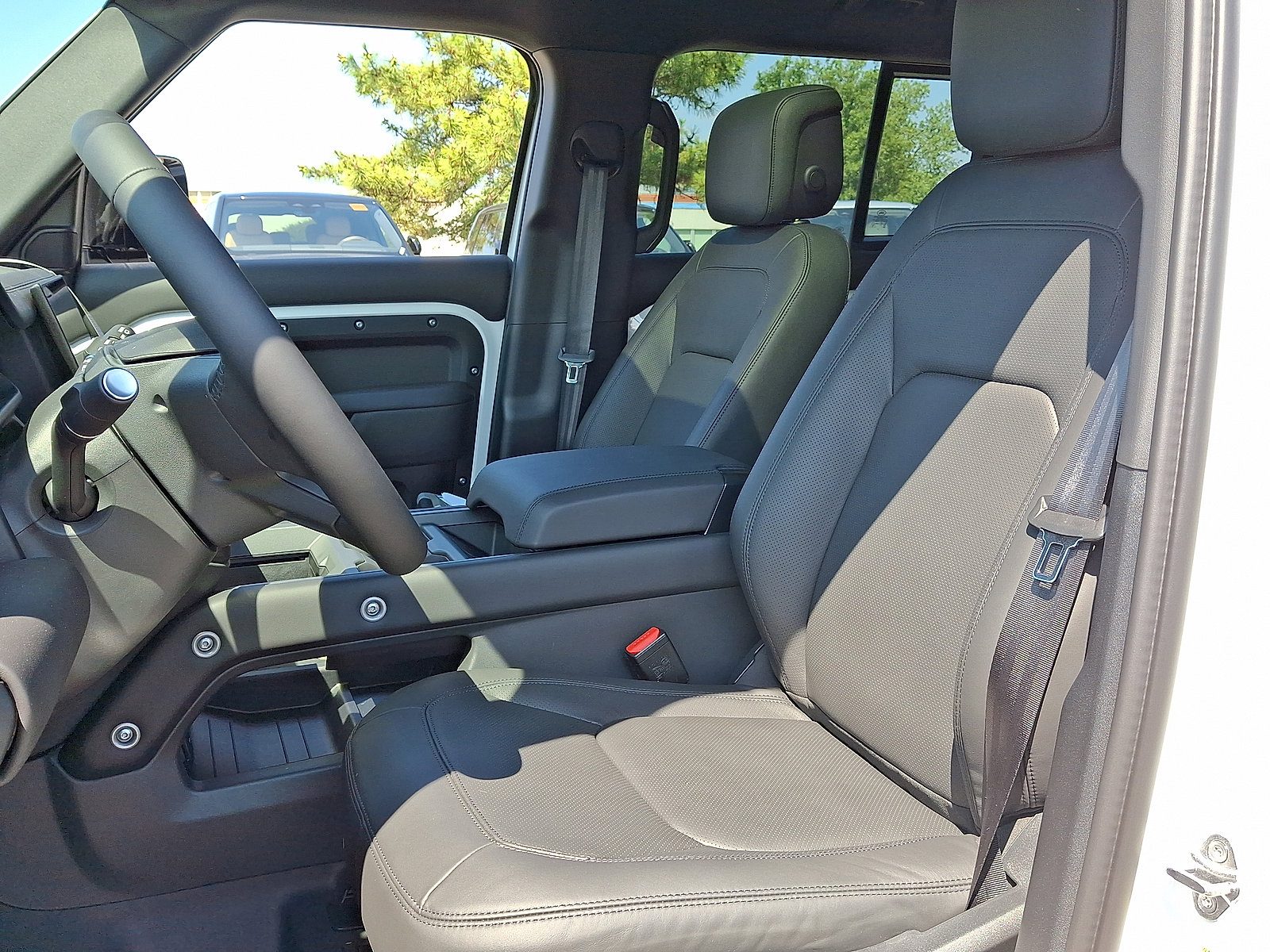 New 2025 Land Rover Defender 110 X-Dynamic SE image 3