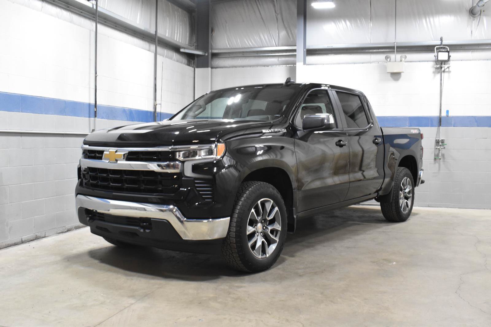 Used 2024 Chevrolet Silverado 1500 LT AWD/4WD image 7