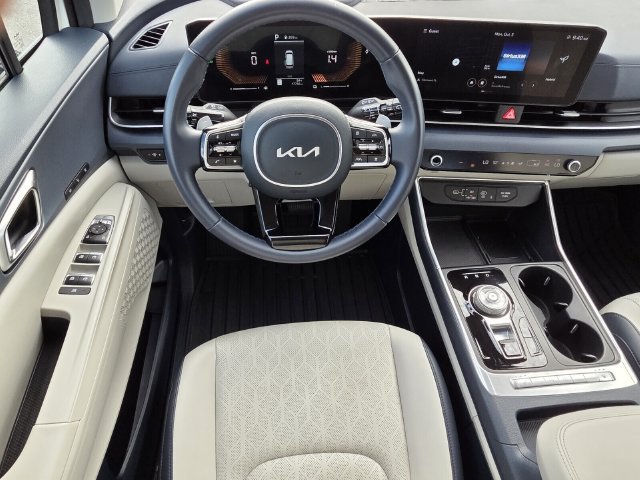 Used 2025 Kia Carnival EX FWD image 14